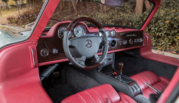 Неофициалната информация гласи, че страничният проект бил поръчан от Султана на Бруней, който е известен със своята грандиозна колекция от уникални автомобили. Освен с всички други модификации, които получава, този автомобили има и 6.0-литров V8 двигател, който е комбиниран с 4-степенна автоматична скоростна кутия. Необичайни за годината на производство са и независимото окачване, дисковите спирачки и изпълненият от недостъпни по това време материали интериор.
За тези от вас, които не са чували за HWA, името на компанията идва от инициалите на Ханс-Вернер Ауфрехт, който пък е един от двамата инженери, които през 1967 основават AMG.
