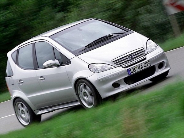 Малко след като от Mercedes-Benz решават да се включат в популярния сегмент на компактните хечбек автомобили и да откраднат част от клиентите на Volkswagen Golf със своя A-Class, палавите инженери на AMG и HWA самосиндикално решили да си поиграят с най-малкия сериен автомобил на Mercedes.
Първо, от AMG решили, че A-Class има отчайваща нужда от по-голям двигател, както и може би малко по-добро сцепление. Вместо да се занимават с модифицирането на малките 4-цилиндрови двигатели, с които А-Class излиза от завода, инженерите предпочели просто да монтират още един идентичен двигател.
