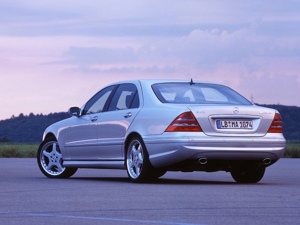 Когато през 1998 Mercedes-Benz пуска на пазара S-Class W220, светът е обсебен от идеята за по-ефективни автомобили. От Щутгарт решили да опипат почвата със своя вариант S 600. Върховата версия на S-Class имала гигантски V12 атмосферен двигател, но се различавала много от своя предшественик S 600 W140. За съжаление тази версия не живяла дълго, най-вече заради високия си разход на гориво, което както вече стана ясно, не било особено популярно в онова време.
