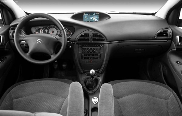 Оплакванията от механичните скоростни кутии са малко. Автоматиците са няколко, като AM6, известен също като Aisin TF‑80SC, се съчетава добре с дизела. АL4 обаче не е добър вариант, тъй като има склонноста към прегряване след 120 000 км. Най-добрият избор е 1.8 или 2.0 с ръчна скоростна кутия.

Окачването е необичайно - двойна вилка отпред, многораменно отзад. Някои елементи не са много издръжливи, което ще се отрази на разходите за поддръжка. Това е обикновен пружинен вариант, има и хидропневматичен - доста по-сложен, и съответно -  по-проблемен и по-скъп. Моделът не е особено устойчив на корозия, най-вече по долната част на каросерията.
