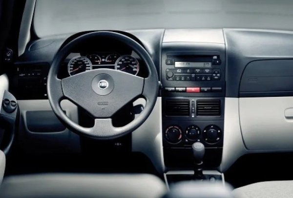 Трансмисиисите са  два - механична от серията C514, която идва от 80-те години, както и 5-степенна CVT.  Лагерите и диференциала са слаби, а уплътненията текат обилно с остаряването. Следователно работната течност трябва редовно да се сменя или се появява &bdquo;маслен глад&ldquo;, при който износването настъпва още по-бързо.

Слабото звено в окачването е задната опора на предния амортисьор. Няма оплаквания относно спирачките и управлението. С напредване на възрастта електрическите системи започват да отказват поради окисляване и лош контакт. Корпусът се държи перфектно, но почти всичко отдолу активно ръждясва - необходим е антикорозионен препарат.
Albea e бюджетен автомобил, който няма да ви предложи престиж, лукс или кой знае какъв комфорт, но компенсира с цена и евтина поддръжка. 
