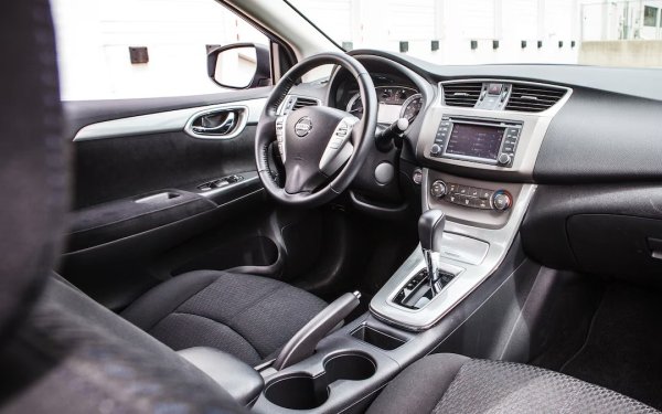 Механичната скоростна кутия JR5 се обслужва след 250 000 км, като е много здрава. Sentra се предлага и с 5-степенна автоматична трансмисия, както и със CVT - Jatco JF015E, който не е особено надежден и не може да се похвали с дълъг експлоатационен живот. Много от единиците не изкарват 150 000 км, а някои приключват още през 100 000 км.

Като цяло мделът е бюджетен и следователно неговото оборудване, както и качество на материалите, отговарят на статуса на &bdquo;работен кон&ldquo;. Окачването е здраво. Боята не е много устойчива, но каросерията е добре защитена от корозия. Проблемите обаче са малко.
