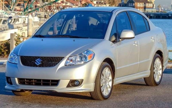 Дължина - 4490 мм, просвет - 165 мм, багажник - 515 литра.

Склонността на Suzuki да използва едни и същи имена за различни модели, и да ги разменя според пазара, е пораждала много обърквания. В България познаваме по-добре хечбек/миниван версията на Liana, но все пак се среща и седанът, който на други пазари е наричан Aerio и Baleno (без връзка с "европейското" Baleno). Плюсовете на тази кола са простичко устройство и възможност за 4х4 задвижване. Скучният дизайн я обрече да е пазарен провал, но това значи, че сега цените са ниски - няколко хиляди лева за добре запазен екземпляр на петнайсетина години. 

Хечбекът имаше голям избор от двигатели, при седана най-често ще попаднете на атмосферния M16A 1.6 (106 или 112 к.с.), който обикновено изкарва 200 000 км без проблеми. След това е полезно да бъдат сменени гарнитурата на главата и буталните пръстени. При голям пробег някои сензори излизат от строя. 
