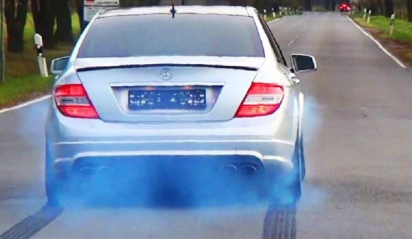 Цветът на отработените газове е фактор, който може да разкаже много за състоянието на силовия агрегат. Ако от ауспуха излиза дебела и плътна пара, това може да означава повреда на уплътнението на главата на цилиндъра. По правило такава неизправност е придружена от кипене на охлаждащата течност и прегряване на двигателя. Ако не обърнете внимание на този проблем навреме, двигателят ще излезе от строя и ще се наложи основен ремонт.

Ако от изпускателната тръба излиза синкав или черен дим, това означава, че маслото е влязло в горивната камера. Основната причина за този дефект е износването на уплътненията на стеблото на клапана, което ще изисква подмяна с нови елементи. За да се определи тази повреда, двигателят трябва да бъде напълно разглобен и главата на цилиндъра да бъде отстранена.