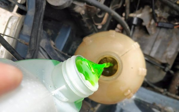 Никога не пълнете охладителната система само с вода. Тя замръзва през зимата и причинява ръжда целогодишно. Използвайте типа антифриз, препоръчан от производителя и го смесвайте с правилното количество вода, ако има нужда.