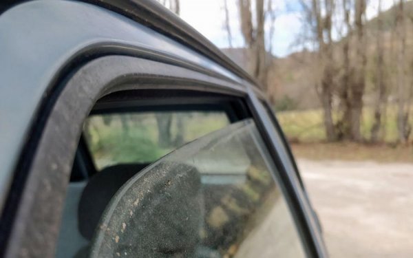 С малко изключения, автомобилните интериори и водата не се харесват. Ако оставите прозорците и/или люка си отворени по време на дъждовна буря може да причини повреди по тапицерията, стелките, различни други детайли и бутоните на различни функции.