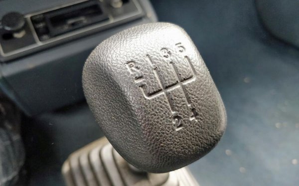 Никога не включвайте на задна предавка докато не сте напълно спрели. Това може да нанесе сериозни щети на скоростната кутия. Проблемът е по-малък при коли с автоматични скорости, особено по-новите, но е доста по-опасно ако сте с кола с механична трансмисия.