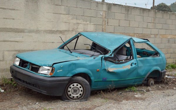 Независимо какво шофирате и дали го правите от страст или от необходимост, не забравяйте, че автомобилът е в края на краищата е машина, която трябва да се използва с грижа и здрав разум. Често се казва, че в една кола най-важното е "задкормилното устройство", тоест водачът. Ако не сте сигурни дали вашия Ford Focus може да мине по някой черен път или в големи коловози - не опитвайте. Ако вашият вътрешен Люис Хамилтън се обади, докато карате старото си BMW, спомнете си, че на пътя има и други. Ако забележите някой от 19-те посочени преди този слайд проблеми - решете ги своевременно.