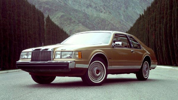 Continental MkVII на Lincoln споделяше своята платформа Fox с други модели на Ford. Двигателят обаче беше 2,4-литров турбодизелов от BMW.
Този необичаен съюз се появи, защото Ford прецени, че има нужда от дизел в своята гама, за да предостави на купувачите икономична опция. Купувачите обаче мислеха различно - само около 2000 бройки бяха продадени в краткия двугодишен живот на модела.