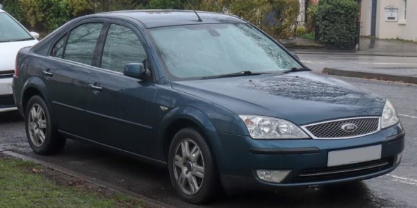 Преди да се появи M600, компанията Noble правеше малки, опростени и леки спортни автомобили, предназначени предимно за каране на писта. Един от тях беше M400, който използваше двигател Duratec V6 от Ford.