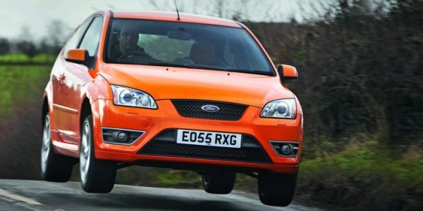 През 2010 година китайската компания Geely закупи Volvo, който по това време делеше един покрив с Ford. В резултат на това двете европейски марки споделяха много общи компоненти. В случая става дума за моделите Ford Focus ST и Volvo V50 T5, които са от различни класове.