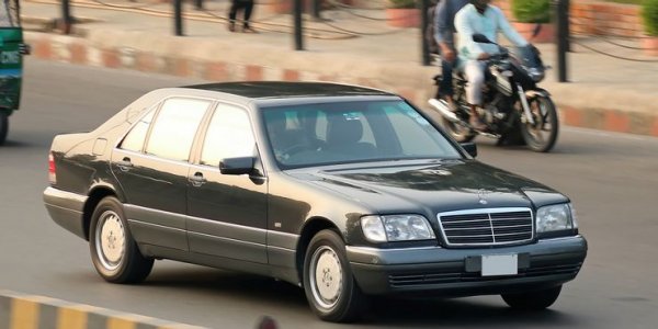 Когато Pagani се появи за пръв път през 90-те, компанията си осигури двигателя на Mercedes-Benz S600. Този V12 не само работеше доста гладко и безпроблемно, но в същото време осигуряваше прилична тяга. В Zonda той се превърна в чудовище, благодарение на което марката си осигуря популярност по света.