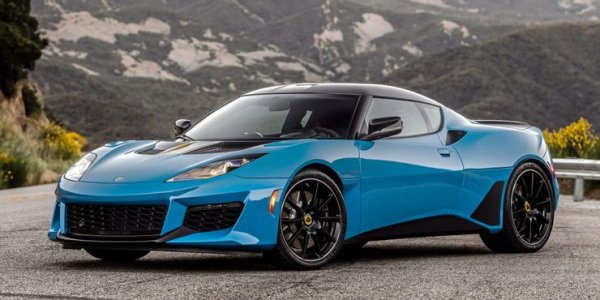 Така Elise получи мотор на Corolla, докато Evora взе задвижващия агрегат на Camry. На пръв поглед странно решение, тъй като представителният седан си е скучен автомобил. И някак си не се връзва неговият двигател да се поставя на спортна кола. Идеята обаче проработи и в наши дни инженерите на Lotus извличат над 400 к.с. от 3,5-литровия агрегат.