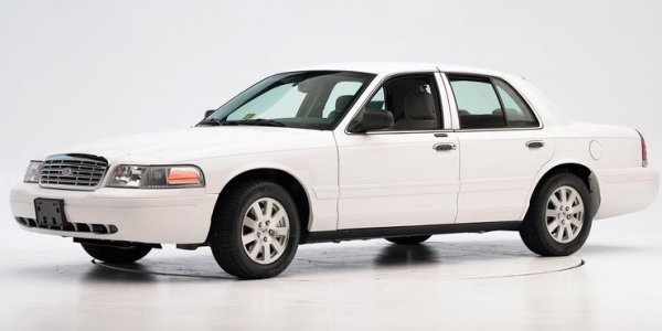 Кой би си помислил, че производителят на хиперколи използва двигател на най-разпространения полицейски автомобил в САЩ. Това обаче е факт, тъй като при излизането на Koenigsegg CC8S на пазара шведската компания все още не може да разработи собствен задвижващ агрегат.