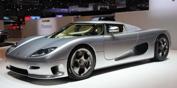 В крайна сметка е взет модулния V8 мотор на Ford, на който е поставен компресор и мощността му нараства до 655 к.с. Може да не звучи особено впечатляващо, но благодарение на впечатляващата си аеродинамика, CC8S развива 386 км/ч.