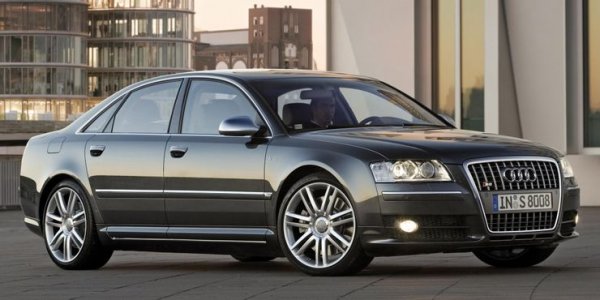 В края на 90-те години Volkswagen Group, или по-конкретно Audi, стана собственик на Lamborghini без пари. Това означаваше, че германската компания може да използва някои агрегати на италианския производител, както и да даде свои разработки в замяна.