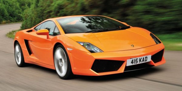 В случая със супер-седана S8 това означаваше двигател. Факт е, че инженерите на Audi направиха доста подобрения по 5,2-литровия V10, който е напълно идентичен с 5,0-литровия V10 на Lamborghini, поставян на Gallardo. Така че, ако имате S8 от началото на 2000-те години, спокойно можете да кажете, че той е с мотор на Lamborghini.