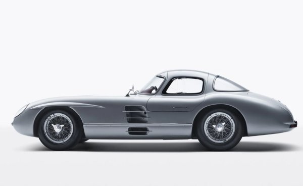 Година на производство: 1955 г.

Цена: 135 милиона евро 

Mercedes-Benz 300 SLR Uhlenhaut е пътна версия на спортното купе 300 SLR, предназначено да участва в най-престижните състезания от втората половина на 50-те години на миналия век.
Произведени са само две бройки от тази кола, с твърд покрив и врати тип "криле на чайка". И това автомобилно чудо на автомобилостроенето дължи името си на Рудолф Уленхаут, един от създателите на 300 SLR, който използва спортното купе като личен автомобил.

Тази кола тежи само 998 кг, като тялото се основава на рамка от стоманени тръби, а външните панели са изработени от магнезиева сплав. Под дългия капак има трилитров осемцилиндров двигател с мощност 302 конски сили, позволяващ на спортния автомобил със задно задвижване да ускори до 300 км/ч. 

Доскоро и двете най-редки разрешени за движение по обществените пътища ретро купета заемаха почетно място в музея на Mercedes-Benz в Щутгарт, но през 2022 г. компанията реши да продаде едно от тях на частен търг в RM Sotheby's. Става въпрос за превозното средство, управлявано от Уленхаут. В резултат на това редкият екземпляр беше продаден за астрономическата сума от 135 млн. евро на неназован купувач.
