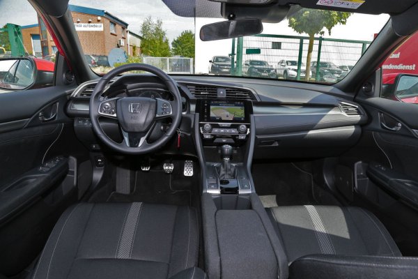 Плюсове: много надежден, практичен, впечатляващ 1,6-литров дизел.

Минуси: ограничено място за главата отзад, пренатрупано табло, висока цена.