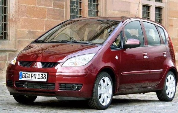 Предполага се, че колата ще бъде хибридна, като вероятно ще разчита на системата E-Tech, базирана на 1,6-литров двигател с атмосферно пълнене, която при Clio развива 140 к.с. В Европа новият Colt ще се появи през есента.