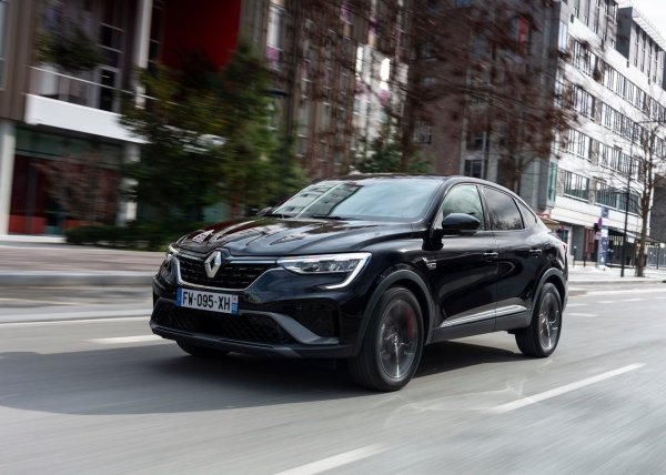 Renault Arkana завладя клиентите с дизайн, но не и с качество. Според собствениците след една година експлоатация окачването започва да се уврежда. Уплътненията на вратите боята също не са особено трайни, а двигателят 1.3 TCe проява склонност към натрупване на въглеродни отлагания и разход на масло.