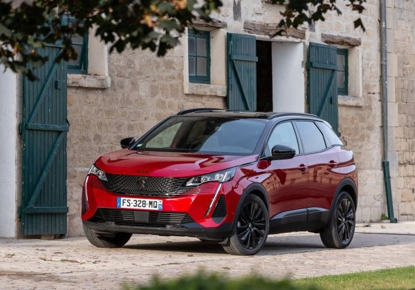 Френските кросоувъри привличат с интериор, но техните 1,2-литрови турбо двигатели PureTech са една от най-уязвимите системи на нашето време. Проблемите включват разтягане на ангренажната верига след 40 000&ndash;60 000 км, прегряване и детонации заради нискокачествено гориво, както и повреди на електронни клапани.