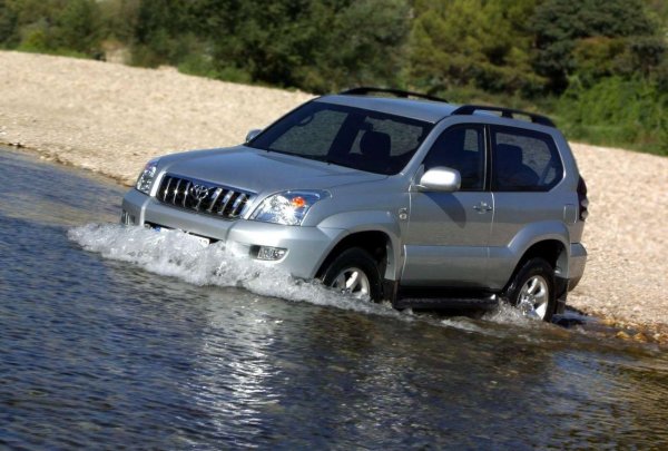 Един от най-издръжливите модели в историята. Дизелът 3.0 D-4D в комбинация с рамната конструкция продължават да работят дори след 600 000 км. Основното е да се сменя маслото навреме. Често се срещат екземпляри на по 400 000 – 500 000 км, при които двигателят не е отварят никога.