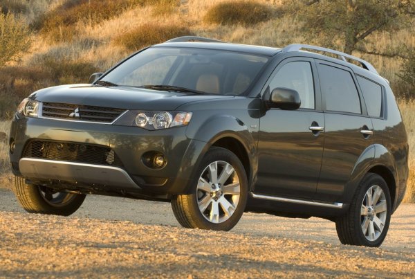 Атмосферен двигател 2.4 MIVEC и модерна CVT скоростна кутия позволяват на този кросоувър да издържи повече от 500 000 км. Собствениците отбелязват лекотата на поддръжка и просторния багажник. Проверка в сервиз показва, че компресията на изложен за продажба Outlander на 450 000 км може да има същата компресия на двигателя като нов.