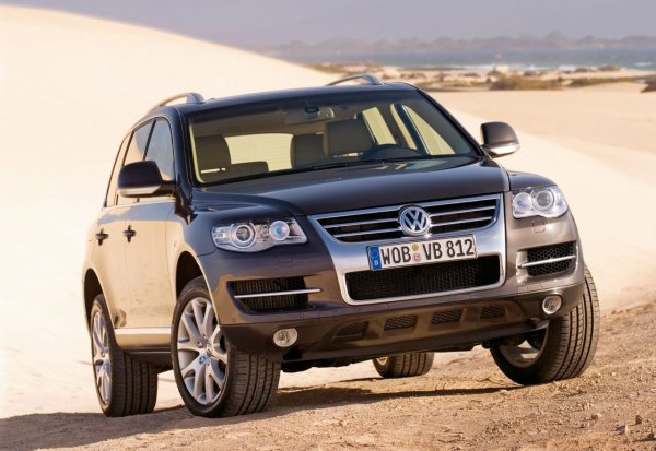 Първият Touareg открива германската част в този списък. Неговите дизелови двигатели 3.0 TDI и 2.5 R5 TDI имат достатъчно мощност, като издържат над половин милион километра. Окачването също е здраво, а задвижването на четирите колела позволява на модела да оцелее дори на неравни пътища.