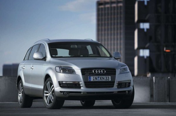 
Първото поколение Q7 е един наистина забележителен SUV. Дизелите 3.0 TDI и 4.2 TDI изминават стотици хиляди километри без загуба на ресурс. Кутията на Tiptronic изисква най-голямо внимание, като тя не е пример за издръжливост, особено при по-нехайно отношение. Самите двигатели обаче могат да издържат пробег от половин милион км или повече.
