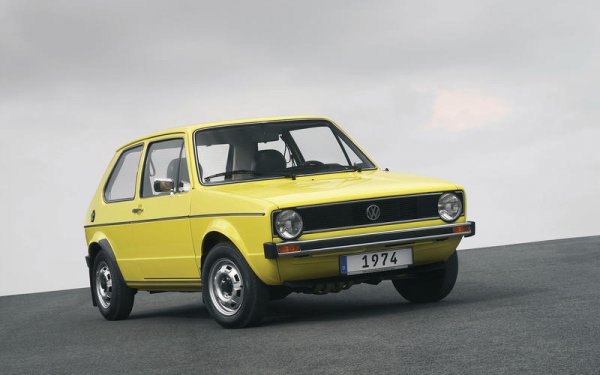 Моделът е кръстен на Golfstrom – Гълфстрийм на немски, а първото поколение на появява през 1974 година. По това време хечбек моделите тепърва прохождат. Сега 45 години по-късно, продажбите над Golf са над 35 милиона, а феновете на марката очакват осмото поколение на модела.