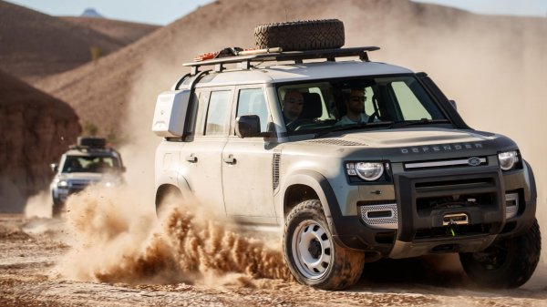 Възраждане: 2019 г.

Представения през 2019 година нов Defender успя да реинтерпетира чертите на знаменития си предшественик в модерни си дизайн. Макар и обявен като също така способен офроудър, наследникът няма нищо общо със спартанския всъдеход от 10 век: вместо рама има самоносеща конструкция, а вместо класическите блокажи - куп електронни системи. А семплият салон на стария "Дефи" е заменен с доста по-комфортен и луксозен.