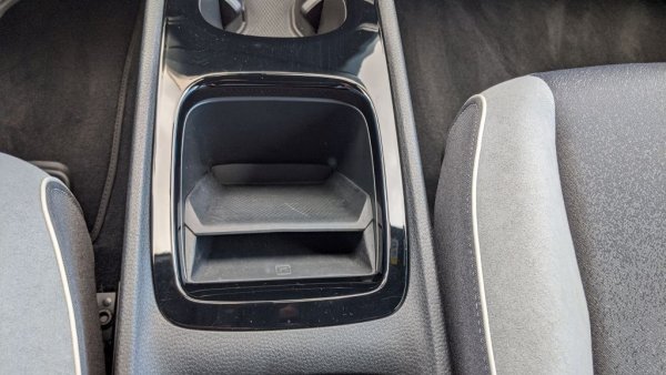 Хитър джоб на индуктивното зарядно, който предпазва телефона ви от надраскване и изтърсване 