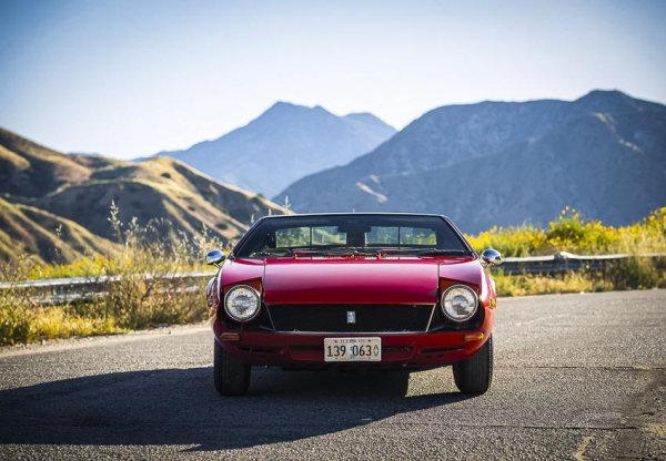 Първоначално купето със средно разположен двигател е трябвало да се роди в рамките на сътрудничеството с легендарния американски инженер и автомобилен състезател Карол Шелби, като бъде оборудвато със 7,0-литров V8. Сделката се проваля и в крайна сметка автомобилът получава V8 двигатели на Ford с обем 4,7 и 4,9 литра. Легендата твърди, че с името Mangusta италианската компания си отмъщава на Shelby и неговата култова Cobra, тъй като в природата мангустите убиват отровните змии. Американският автомобил обаче си остава легенда и в наши дни, докато за италианския си спомнят малцина, при това с лошо, тъй като той има проблеми с разпределението на теглото, шасито и управляемостта.