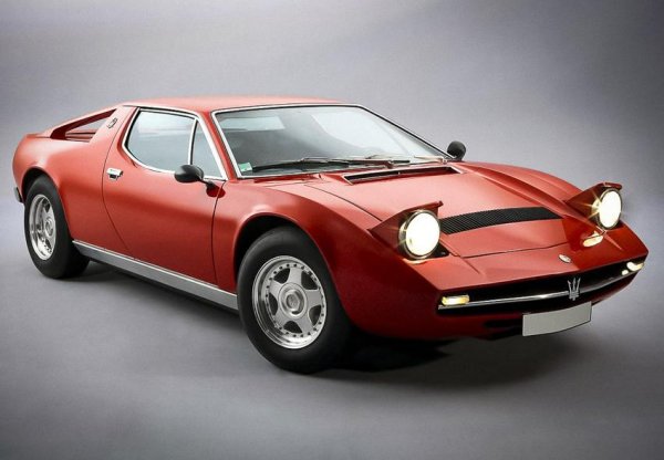 Впрочем моделът от 70-те години, който предава щафетата на Biturbo, също получава критики за външния си вид - нищо, че негов създател е не друг, а самият Джорджето Джуджаро. Критиките към Merak са свързани повече с техниката. По онова време компанията е под шапката на Citroen и голяма част от Merak е всъщност заемка от Citroen SM. 2.7-литровият мотор е разработен от Джулио Алфиери в Maserati, но именно за SM, а после само е пригоден за Merak. След това финансово затруднените французи се оттеглят от италианската компания, а в ерата "Де Томазо" техните технологии са заменени с по-конвенционални. Резултатът е един автомобил с доста хаотично подбрани компоненти - и далеч от класиката, каквато създателите му искат да бъде.  