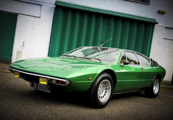 Първият опит на компанията от Сант'Агата Болонезе да предложи сравнително достъпен спортен модел се оказва неуспешен. Дизайнът на автомобила е дело на ателието Bertone, но представлява бледа сянка на сензационния Countach, който се разполага с едно стъпало нагоре в гамата на марката. Базовата модификация е с 2,0-литров V8 с мощност 180 к.с., като ускорява от 0 до 100 км/ч за 7,2 секунди и развива 215 км/ч. От тази версия са произведени едва 66 бройки, просто защото никой не иска Lambo със способностите на по-бърз Fiat. 