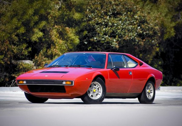 Мнозина не признават купето със средно разположение на V8 двигателите за истинско Ferrari. Първоначално то дори не се нарича Ferrari, а само Dino - в чест на рано починалия син на Енцо, и като опит да се обособят в отделна марка по-достъпните ценово автомобили без V12 двигател. Дори магическата емблема с галопиращ жребец не помага особено на GT4. Компромисите не са нещо, което клиентите очакват от производителя от Маранело. Всъщност единствената причина да помним този автомобил днес е дизайнът, възложен на един млад талант в студиото Bertone, на име Марчело Гандини. 