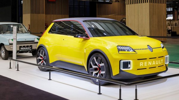 "Не знам дали сме обещавали достъпна гама. Онова, което казах, е, че искаме да присъстваме в Б-сегмента с чисто електрическите Renault 4 и Renault 5. Досега голямата ни офанзива беше в С-сегмента, с Megane E-Tech, Arkana, Austral и, в бъдеще, с новите Scenic и Kangoo. След тази първа фаза искаме да се върнем към Б-сегмента и да преразгледаме стратегията си за него, защото този сегмент е исторически много силен за Renault. 
Ако питате за цените на Renault 4 и Renault 5, ние все още не сме ги определили. Първо, защото средата е много променлива и силно зависи от цените на суровините. И второ, защото в момента в Европа ние продаваме 80% от колите си чрез финансови продукти - и около четири пети от тях са с остатъчна стойност в края на договора. В тази ситуация по-важното не е стартовата цена, а месечната вноска. В момента за Б-сегмента тя е средно около 300 евро, за С-сегмента - около 400 евро". 

НА СНИМКАТА: Бъдещото електрическо Renault 5
