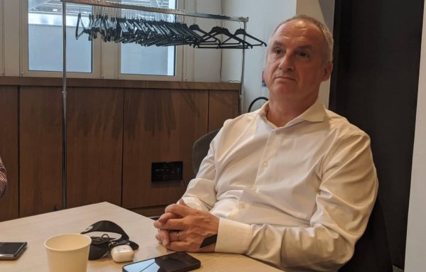 "Не съм човекът, който прави регулациите. Всеки говори за цената на електромобилите. Но виждаме, че остатъчната стойност на електромобилите също расте по-бързо от тази на останалите технологии. А високата остатъчна стойност ни позволява да предложим по-изгодни месечни вноски. 
Иначе мисля, че и занапред автомобилите ще останат скъпи. Но имаме възможности да продаваме мобилността като услуга на подходящата цена. Затова искам да развиваме абонаменти, да използваме мрежата си за по-активна политика към употребяваните автомобили. 
Не знам забелязали ли сте на вашите пазари, но в момента например предлагането на употребявани Renault Zoe е минимално. Намират се само отделни бройки, и то на доста завишени цени. Ако развием мрежата си за употребявани автомобили и съответните финансови продукти към нея, можем да предложим наистина достъпна мобилност и в бъдеще. Вноската за 4-годишно Zoe може да е около 200 евро на месец". 

НА СНИМКАТА: Фабрис Камболив разговаря с представители на европейски медии, включително и Automedia.bg