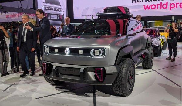 "Не мисля, че трябва да придаваме чак такава тежест на големите пазари в Европа - на Франция, Германия, Испания и Италия. За мен по-важното в момента е, първо, да намалим значително разнообразието в гамата си. Ако гледаме електромобилите, ние ще имаме само два модела в Б-сегмента - Renault 4 и Renault 5, и два модела в С-сегмента - Megane E-Tech и Sceniс. По-нататък ще видим. Това ще ни позволи по-добре да се фокусираме върху силните си страни. 
Втората ни задача е да засилим географското си разнообразие. Връщайки се към въпроса ви, от десетте най-големи пазара на Renault в момента шест са извън Европа: Бразилия, Турция, Аржентина, Колумбия, Индия, Южна Корея. 
Първоначалният ни фокус беше Европа, за да преобразим гамата си и да направим прехода към електрическо задвижване. Сега фокусът ни ще бъде към Южна Америка и към други големи пазари като Турция, Мароко, Южна Корея". 

НА СНИМКАТА: Шефът на групата Renault Лука де Мео с електрическото Renault 4
