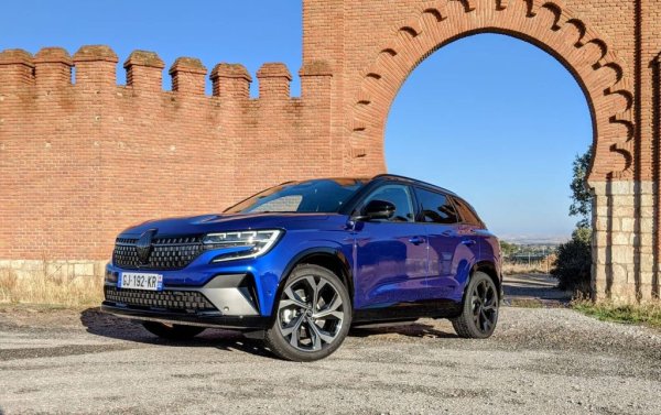 "Преди всичко все още имаме достатъчно предложения за тези пазари - Arkana и Austral в С-сегмента, Clio и Captur за Б-сегмента. Нашата стратегия е стъпила на два крака: единият са електромобилите, а другият - пълните хибриди за пазари, които не са напълно готови за електричеството. Не зная дали сте имали възможност вече да тествате новия ни пълен хибрид Austral, с 1.2-литров двигател и 200 конски сили. Можете ли да си представите, че вече сме способни да предложим автомобил с 200 коня и в същото време със среден разход от 4.6 литра на 100 километра? Автомобил, чийто обхват с наличното гориво може да е дори по-висок след 50 изминати километра, отколкото е бил на старта? За нас това е съвършеният преход, преди една страна да мине към чисто електрическото задвижване". 
    
НА СНИМКАТА: Новото Renault Austral
