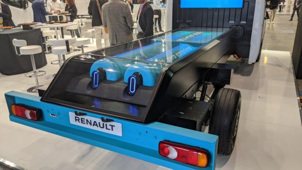 "Не зная какво ще се случи с регулациите. Но за нас е ясно, че ако има технология, която трябва да наблегнем, това е водородът. Идеалната технология за онези пътувъния, които са на големи разстояния и отнемат много време. Тоест за товарния сегмент. Тук нашият джойнт-венчър Hyvia показва Master Van H2-TECH, който догодина ще стане първият водороден модел за масовия пазар в Европа." 
  
НА СНИМКАТА: Водородният Master, който Hyvia ще пусне на масовия пазар в Европа след година
