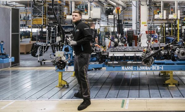 "Единственият начин е да си подсигурим дългосрочни доставки и да имаме диверсификация между различните технологии. За съжаление не знам по-добра рецепта за справяне с тези пазарни амплитуди. Но виждаме нещо друго, което е много важно: в зависимост от цените на петрола и на електричеството поведението на потребителите се променя рязко, от месец за месец. За да отговори един производител на това, той трябва да предложи две-три алтернативни технологии, покриващи всички сценарии. Ето пример от Франция: когато петролът поскъпне, електрическото Megane E-Tech се продава отлично; когато електричеството върви нагоре, това тласка продажбите на Arkana и Austral. Имаме достатъчно баланс в гамата, за да отговорим на колебанията." 
