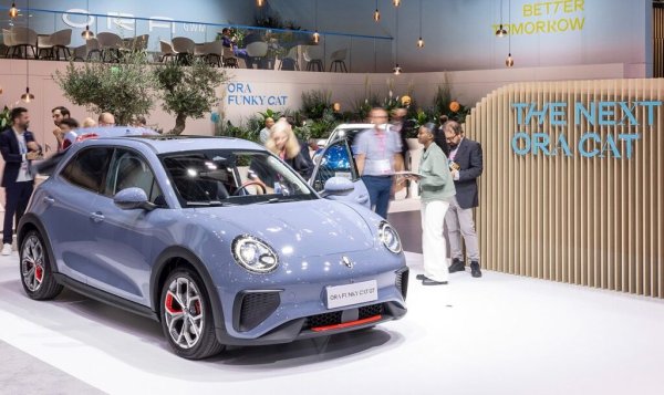 "Мисля, че китайското присъствие е реалност. Имаме конкуренти от Китай и те вече са на наша територия. Но това не е лошо: само в сравнението с конкурентите можем да видим къде сме ние. 
Автосалонът като концепция се променя, еволюира от чисто продуктово изложение към изложение на мобилност, на избор между технологии. Времената са революционни. Но автосалонът все така ни дава възможност да чуем журналистите и публиката, да сверим часовниците с конкурентите, да се ориентираме за нуждите на отделните пазари. Така че ние в Renault ще участваме в различни автосалони и в бъдеще. 

НА СНИМКАТА: Щандът на Ora, една от марките на китайската Great Wall, на Парижкия автосалон
