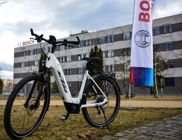 КОНСТАНТИН КОНОВ: Новите екологични изисквания променят фокуса на индустрията - от машинно инженерство към високи технологии. Преди време тогавашният изпълнитерен директор на BMW бе казал, че компанията трябва да се превърне във високотехнологична, иначе рискува след 10 години просто да опакова в луксозни опаковки технологиите на други компании. Това важи в пълна степен и за Bosch. Тази трансформация е в основата на създаването на инженерния център на Bosch в София преди три години. В него създаваме продукти и технологии, които влизат в автомобилите след 3 до 5 години. 
Нашите софтуерни и хардуерни инженери участват в ключови проекти, създавайки системи за разпозаване на образи с изкуствен интелект, системи, които управляват всички устройства в автомобила, и системи за киберсигурност. Имаме вече регистрирани три патента в тези области за последните три години. За това време центърът се разрастна четири пъти. За всяка от следващите пет години предвиждаме растеж с двуцифрен процент. 
