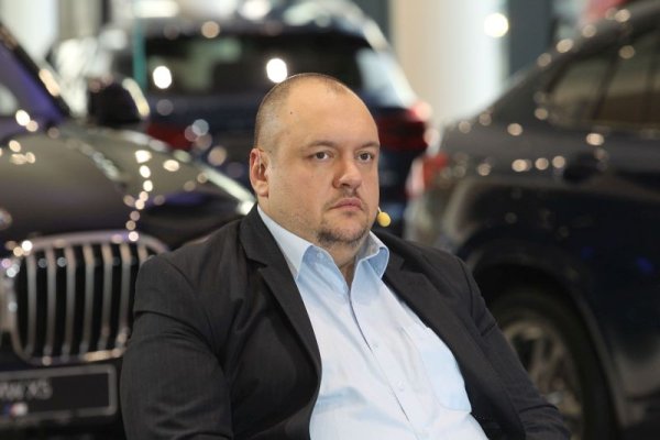 ДИНКО РУСЕВ: Това е общата цел не само на Bosch, но и на всеки участник в производството на автомобили. Спирането на войната на пътя е глобална задача за всички. 
Правните рамки също се променят в тази посока. Ще ви дам пример с една система, която от десетина години се въвежда в автомобилите - системата за самостоятелно спиране на колата при опасност от удар. Тя беше широко анонсирана през 2010. Сега, след много допълнителни разработки, тя вече е задължителна за новите автомобили в Япония, а от догодина - и в Европейския съюз. 
Тази единична система ще доведе до това, че нови коли няма да удрят вече пешеходци по улиците, нито пък други автомобили. А в комбинация с други системи, които в момента се разработват, тя води до автономното шофиране, което вече окончателно ще спре войната по пътищата. 
