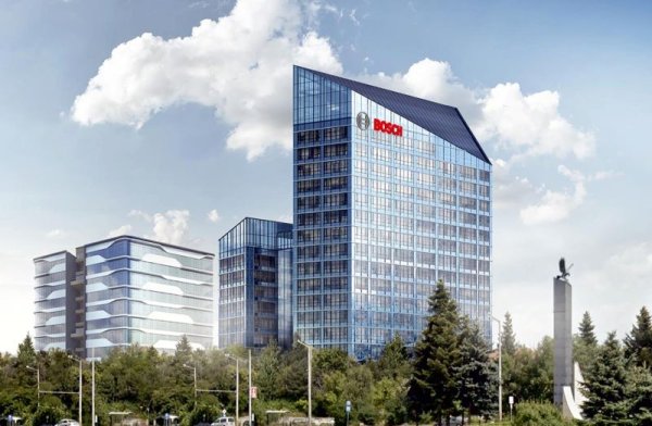 ДИНКО РУСЕВ: Да, ние имаме дори отдел, който работи изцяло по тази тема. Киберсигурността в автомобила е широко застъпена в последните десет години. Разработките са на много високо ниво, и това е разбираемо: ако някой проникне в телефона ви, може да загубите снимки, контактки или пари, но ако проникне в автомобила, това може да застраши живота ви. Затова мерките са наистина драконовски и сигурността
е на изключително високо ниво, и ще става на все по-високо. Но истината е, че глобалната свързаност на автомобилите е абсолютно необходима за автономното управление. Те ще ни позволят да се движим съвсем спокойно по пътищата. За съжаление - вече не в шофьорската седалка. 
