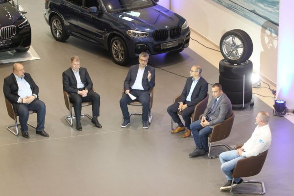 ДИНКО РУСЕВ: Бъдещето след 10 години? Много по-чисто, много по-сигурно. И съм убеден, че тогава вече ще се продават автономни автомобили, способни да закарат клиентите си от точка А до точка Б напълно самостоятелно. 
КОНСТАНТИН КОНОВ: С елемент на шега бих казал, че нямаме време да чакаме 10 години. Моят кум е сериозен предприемач в транспортния бизнес. С него сме се хванали на бас, че до края на 2027 година в България ще има вече напълно автономни камиони, които ще извършват комерсиални курсове. 
