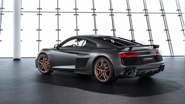 Моторът с обем 5,2 литра произвежда максимална мощност от 630 к.с.и максимален въртящ момент от 560 Нм. Ускорението от 0 до 100 км/ч отнема 3,2 секунди, а максималната скорост е 330 км/ч.