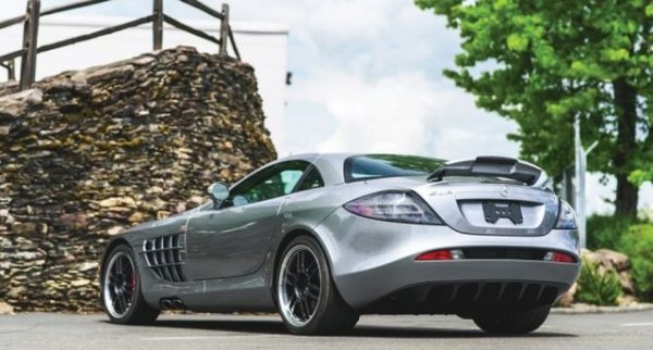 Автомобилът се задвижва от 5,4-литров AMG V8 мотор с механичен компресор, който развива 625 к.с. и 780 Нм въртящ момент. За да се справи с цялата тази мощ, Mercedes SLR McLaren е оборудван с уникална спирачна система, която е много важна и заради максималната скорост на автомобила - 336 км/ч.